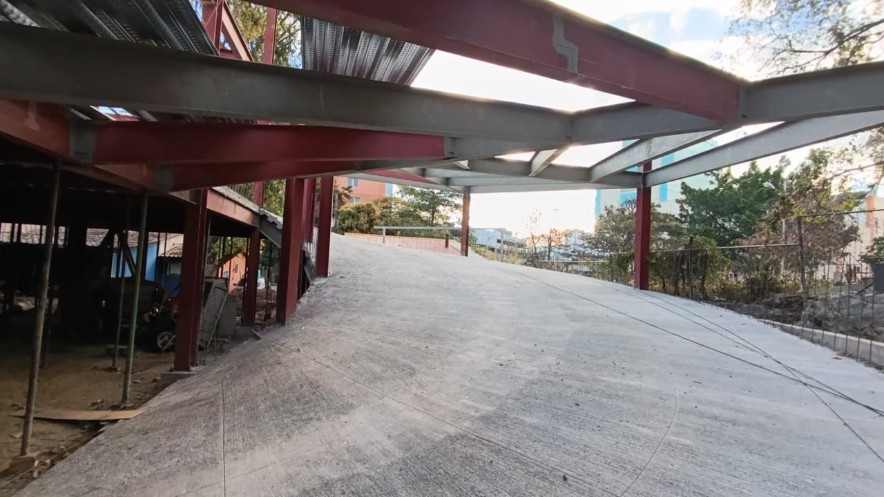 Foto de Construcción de estacionamiento vehicular en el Instituto Hondureño de Geologías y Minas (INHGEOMIN).